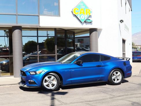 Used 2017 Ford Mustang Coupe image 4