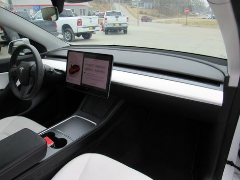 Used 2022 Tesla Model Y Performance image 23