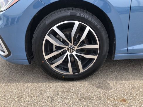 Used 2025 Volkswagen Jetta SE FWD image 2