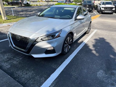 Used 2021 Nissan Altima 2.5 SV w/ SV Premium Package FWD image 2