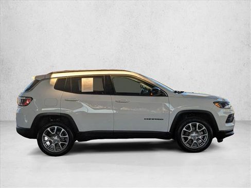 Used 2022 Jeep Compass Latitude w/ Sun and Sound Group image 4