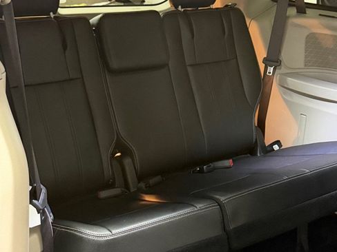 Used 2015 Chrysler Town & Country Touring w/ Driver Convenience Group FWD image 10