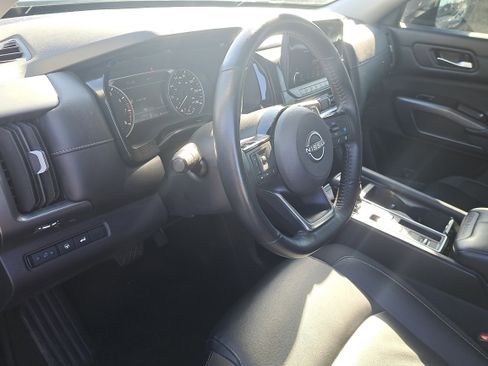 Certified 2023 Nissan Pathfinder SL w/ Black Appearance Package image 16