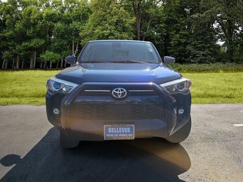 Used 2022 Toyota 4Runner SR5 Premium w/ Moonroof Package AWD/4WD image 2