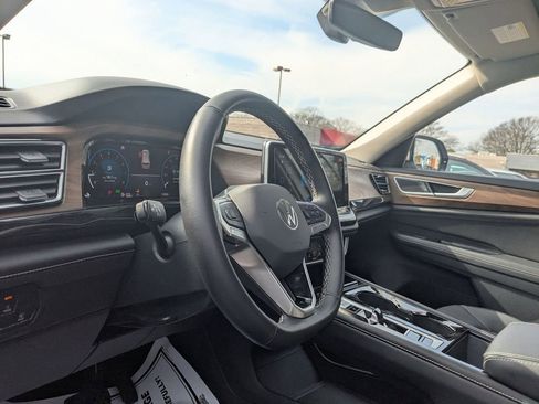 Used 2025 Volkswagen Atlas SE image 11