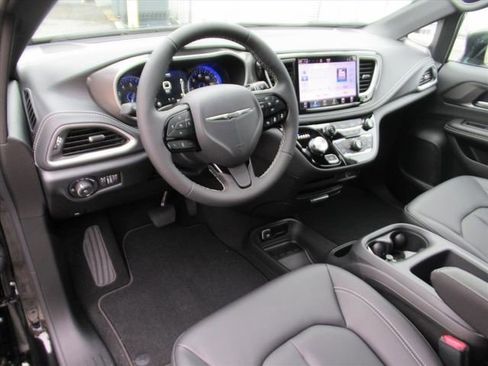 New 2026 Chrysler Pacifica Select w/ S Appearance Package FWD image 15