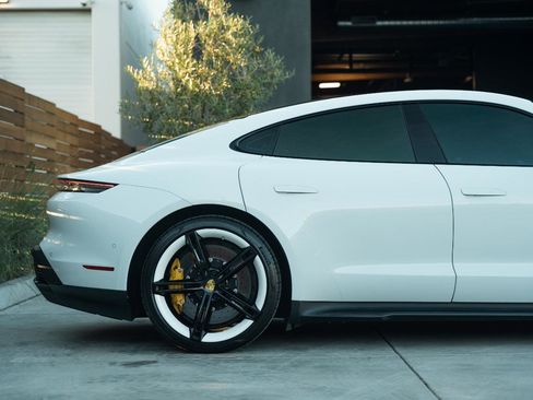 Used 2022 Porsche Taycan Turbo S image 9