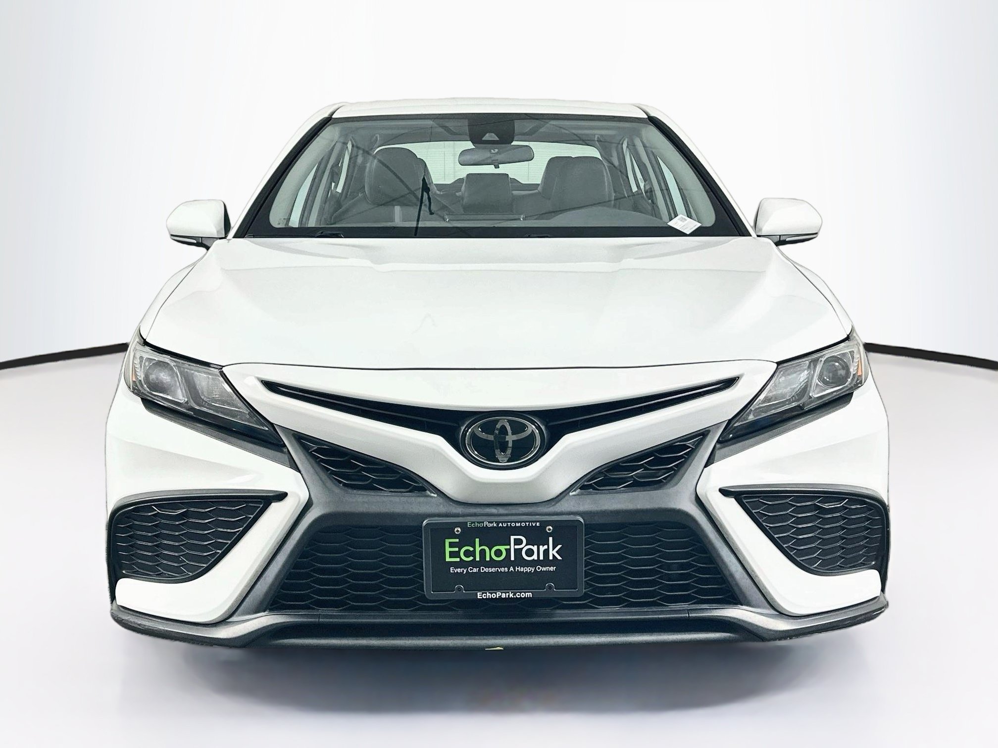 Used 2022 Toyota Camry SE FWD image 2