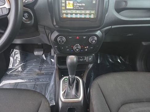 Used 2018 Jeep Renegade Latitude image 11