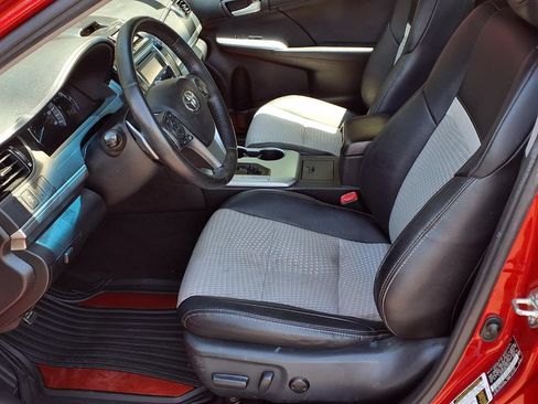 Used 2014 Toyota Camry SE FWD image 16