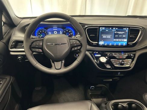 New 2026 Chrysler Pacifica Select image 3