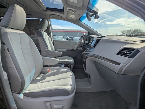 Used 2013 Toyota Sienna Limited w/ Premium Pkg image 16