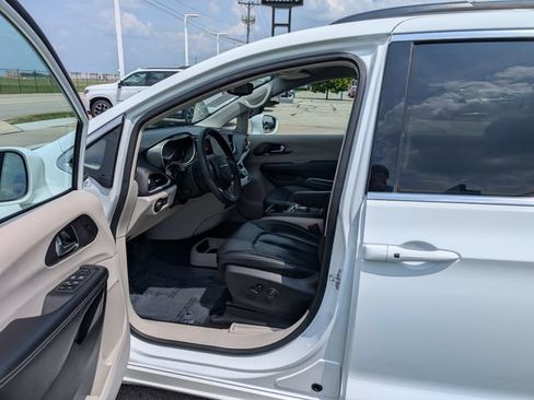 Used 2022 Chrysler Pacifica Touring-L FWD image 10