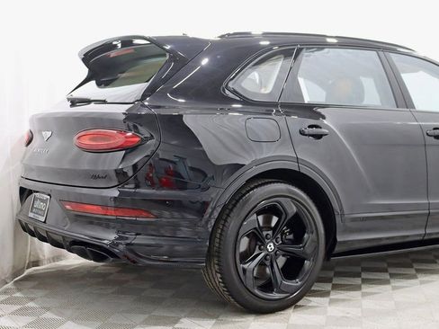 Used 2024 Bentley Bentayga Plug-In Hybrid image 11