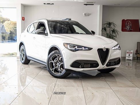 New 2025 Alfa Romeo Stelvio Sprint image 5