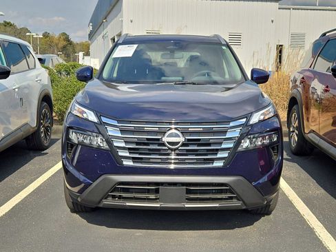 Used 2025 Nissan Rogue SV w/ SV Premium Package image 2