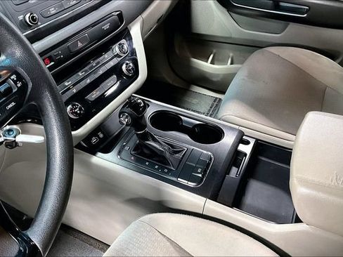 Used 2016 Kia Sedona L FWD image 18