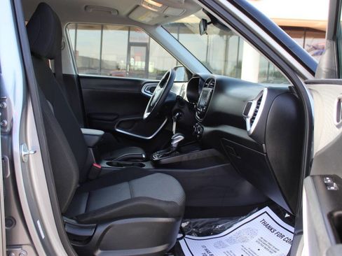 Used 2025 Kia Soul LX w/ LX Technology Package FWD image 9