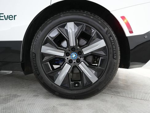 Used 2022 BMW iX xDrive50 w/ Premium Package AWD/4WD image 9