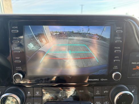 Used 2021 Toyota Highlander XLE AWD/4WD image 14