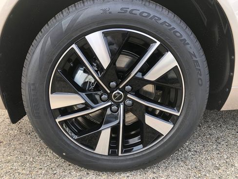 New 2026 Volvo XC60 B5 Plus w/ Protection Package Premier AWD/4WD image 9