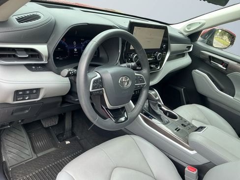 Used 2024 Toyota Highlander Platinum FWD image 11