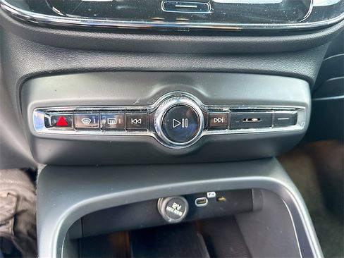 Used 2023 Volvo XC40 Recharge Plus image 17