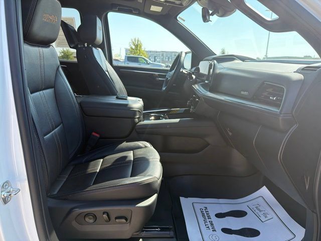Used 2025 Chevrolet Suburban High Country AWD/4WD image 33