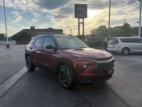 Used 2025 Chevrolet TrailBlazer RS w/ Convenience Package image 3