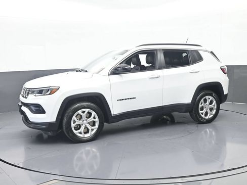 Used 2024 Jeep Compass Latitude AWD/4WD image 2