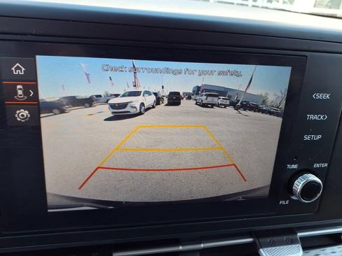 Used 2024 Kia Carnival LX FWD image 11