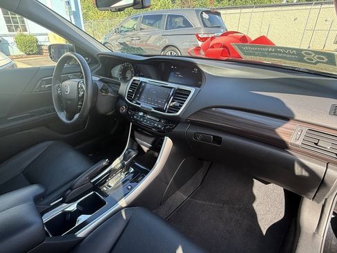 Used 2017 Honda Accord Touring image 31