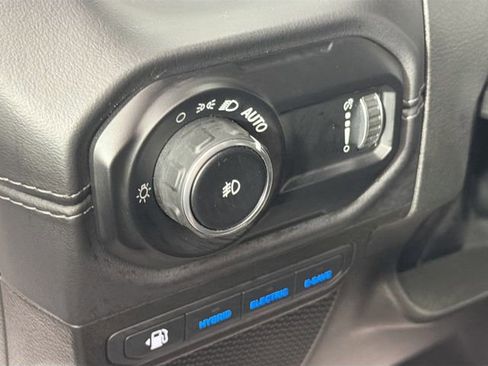 Used 2025 Jeep Wrangler Unlimited Sahara image 10