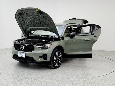 Certified 2023 Volvo XC40 B5 Ultimate w/ Protection Package Premier image 9
