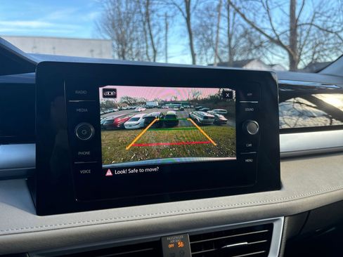 Used 2025 Volkswagen Taos SE image 17