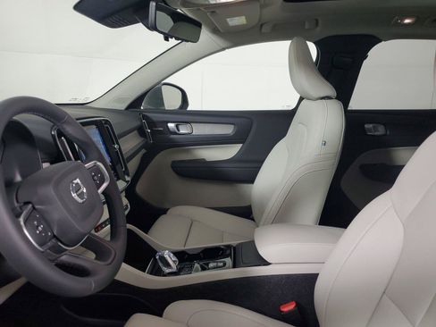 Certified 2025 Volvo XC40 B5 Plus w/ Protection Package Premier AWD/4WD image 22