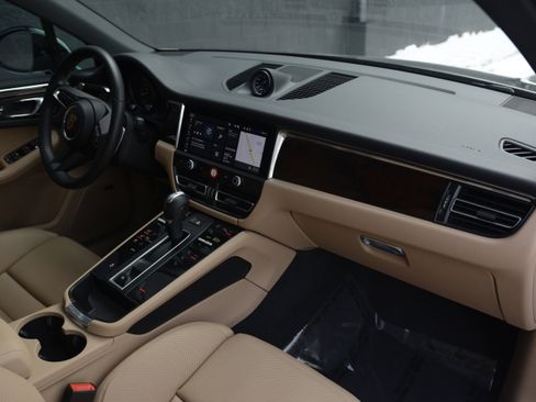 Certified 2025 Porsche Macan image 12