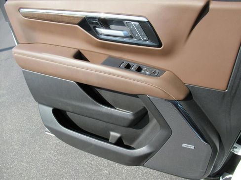 Used 2025 Chevrolet Suburban High Country AWD/4WD image 13