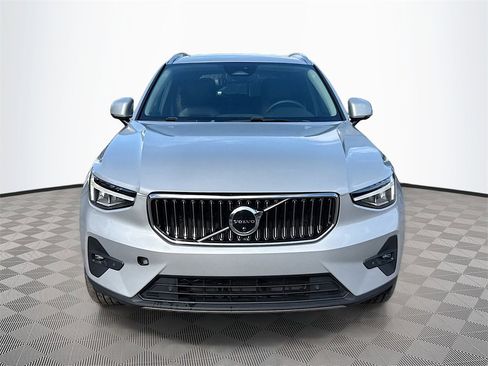 Used 2023 Volvo XC40 B5 Plus image 2