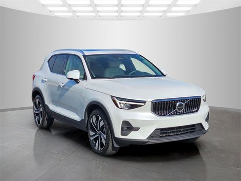 Used 2023 Volvo XC40 B5 Ultimate w/ Protection Package Premier image 8