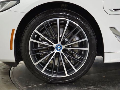 Used 2023 BMW 530e xDrive w/ Premium Package image 12