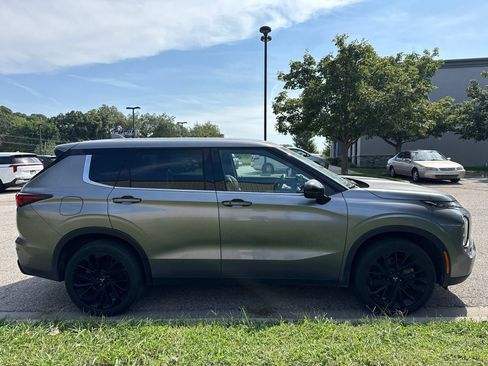 Used 2023 Mitsubishi Outlander SE Black Edition FWD image 4