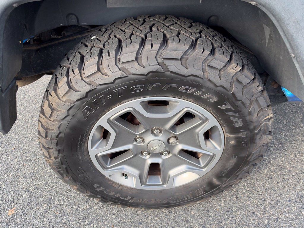 Used 2015 Jeep Wrangler Unlimited Rubicon w/ Connectivity Group AWD/4WD image 14