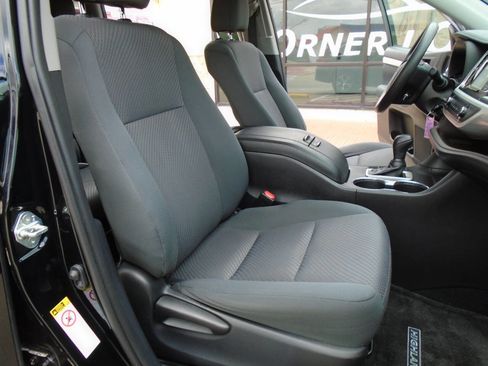 Used 2019 Toyota Highlander LE image 14