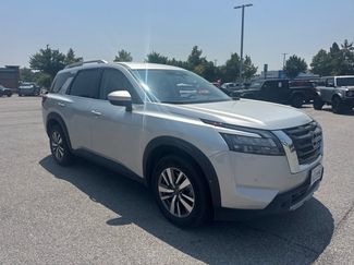 Used 2025 Nissan Pathfinder SL FWD video 3