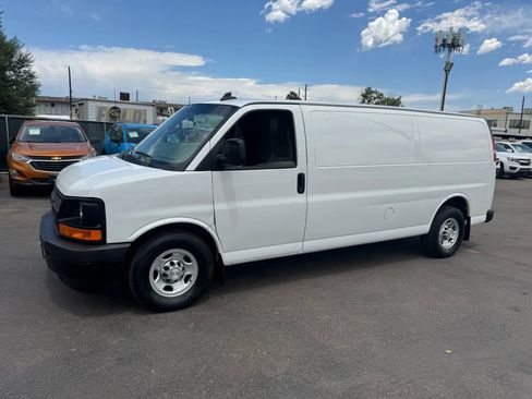 Used 2017 Chevrolet Express 3500 Extended image 2