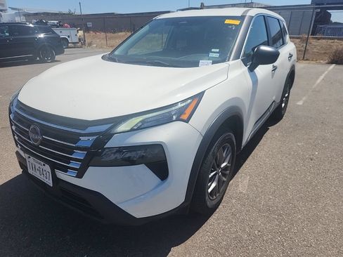 Used 2024 Nissan Rogue S FWD image 3