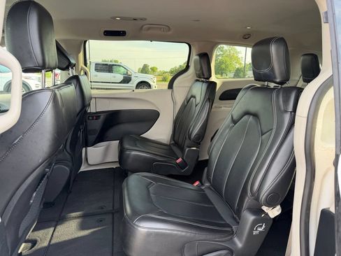 Used 2024 Chrysler Pacifica Touring-L FWD image 17