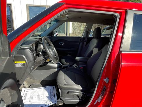 Used 2017 Kia Soul + image 11