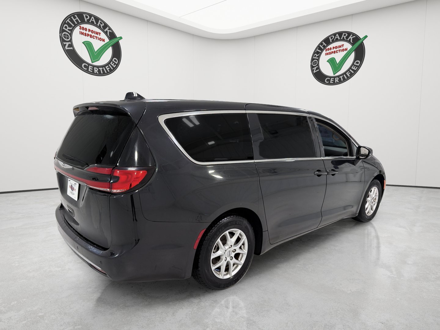 Used 2023 Chrysler Pacifica Touring-L FWD image 5
